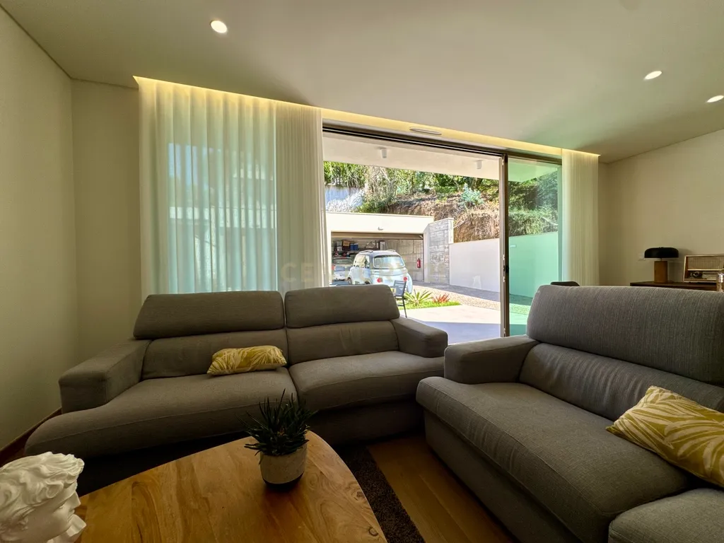 Moradia Contemporânea de Três Frentes | Gondomar, Porto - Image 18