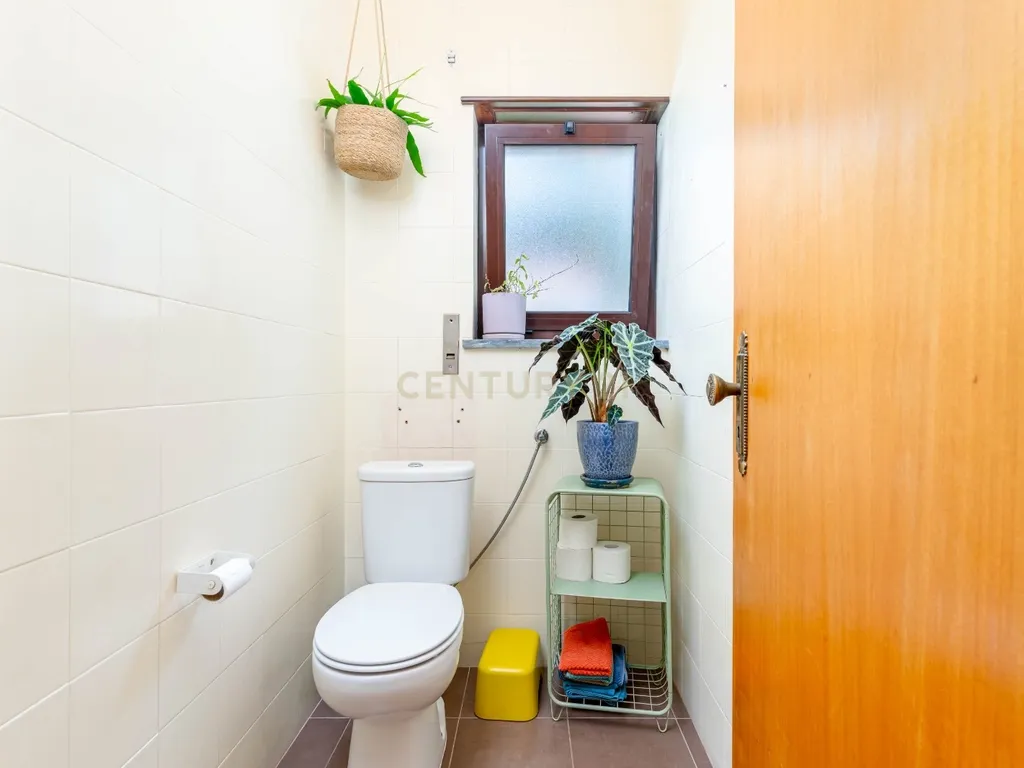 Viver com Elegância entre o Litoral e a Cidade – Uma Casa Sustentável em Colares, Portugal - Image 26