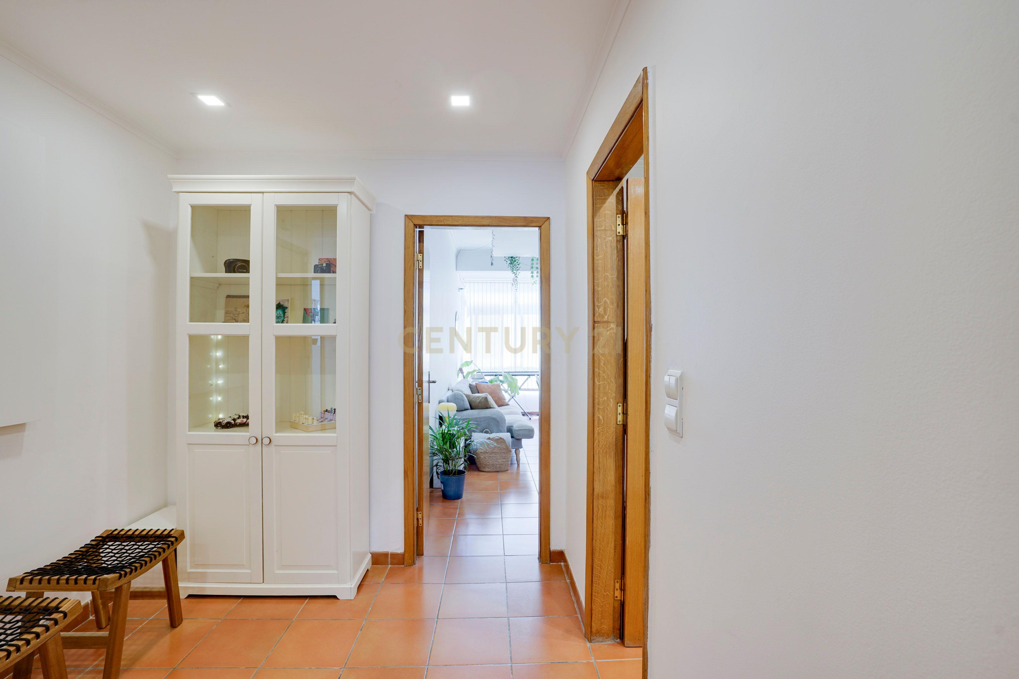 Fotografia 12 de Apartamento T2 em Odivelas, perto de Metro e serviços, Lisboa