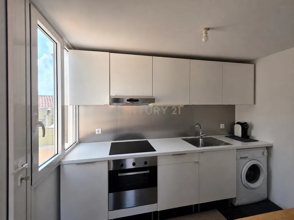 Arrendamento – Elegante Apartamento T1 com Terraço e Vista sobre o Rio Tejo no Chiado. - Image 4