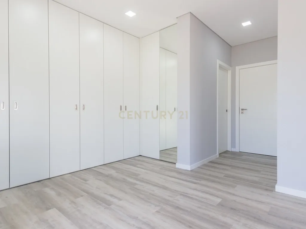 Vila Alegre / Fernão Ferro - Luxuosa moradia isolada térrea de 4 assoalhadas com arquitetura comtemporânea inserida em lote de 2775 m² - Image 19