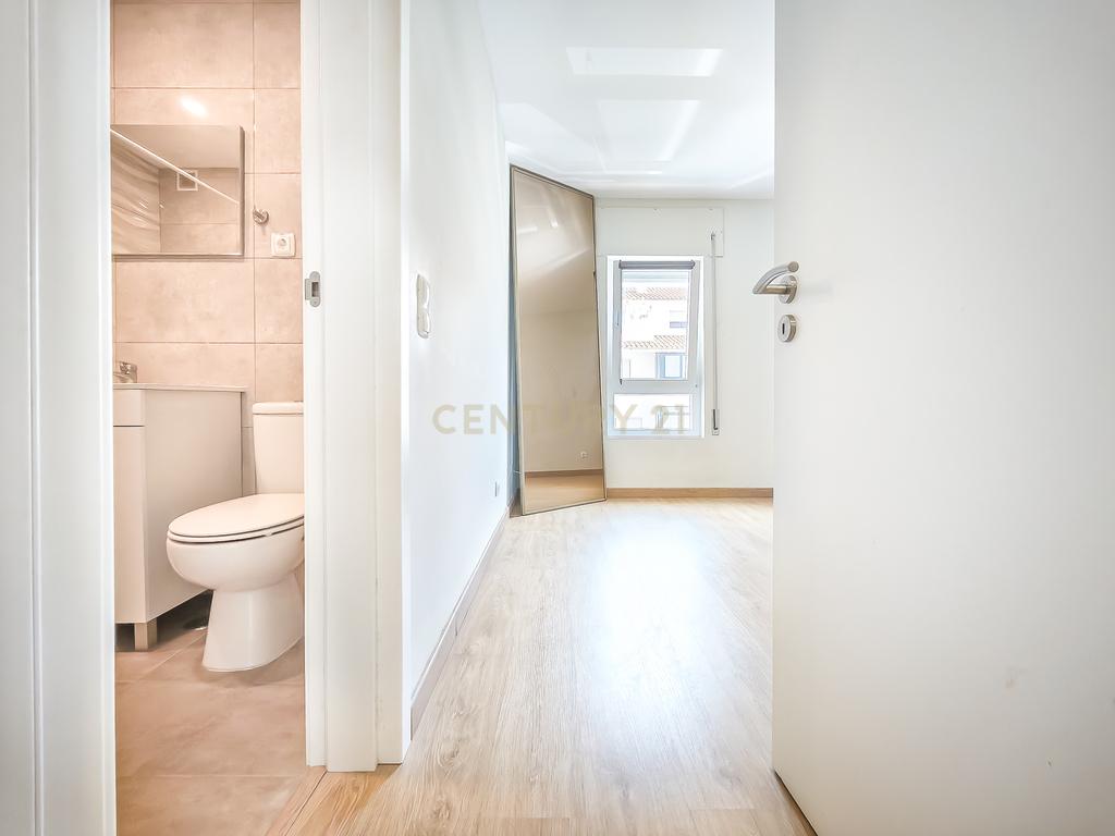 Apartamento Renovado em Cascais com 3 Quartos e Varanda - Image 24