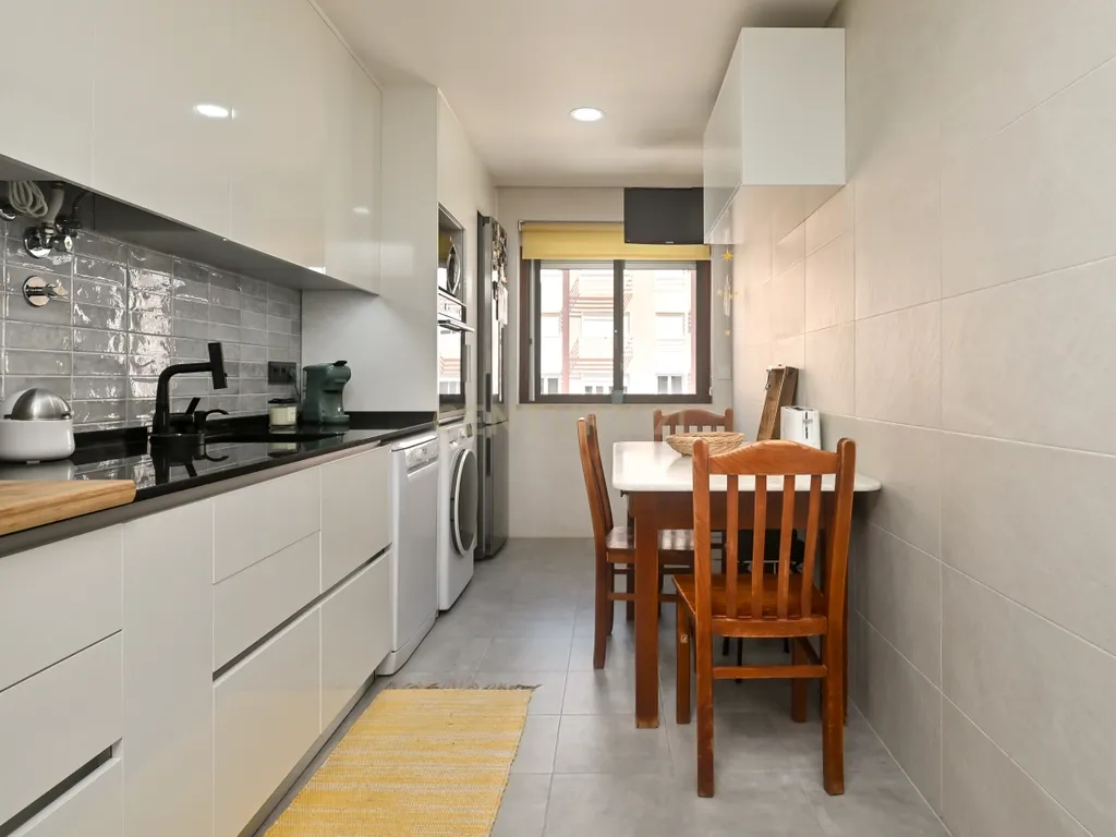 Apartamento T3 semi-remodelado, luminoso e pronto a habitar, na Rinchoa (Sintra). - Image 6