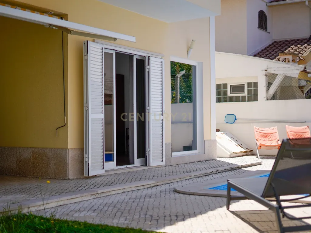 Moradia T5 com Piscina na Marisol - Almada - Image 32