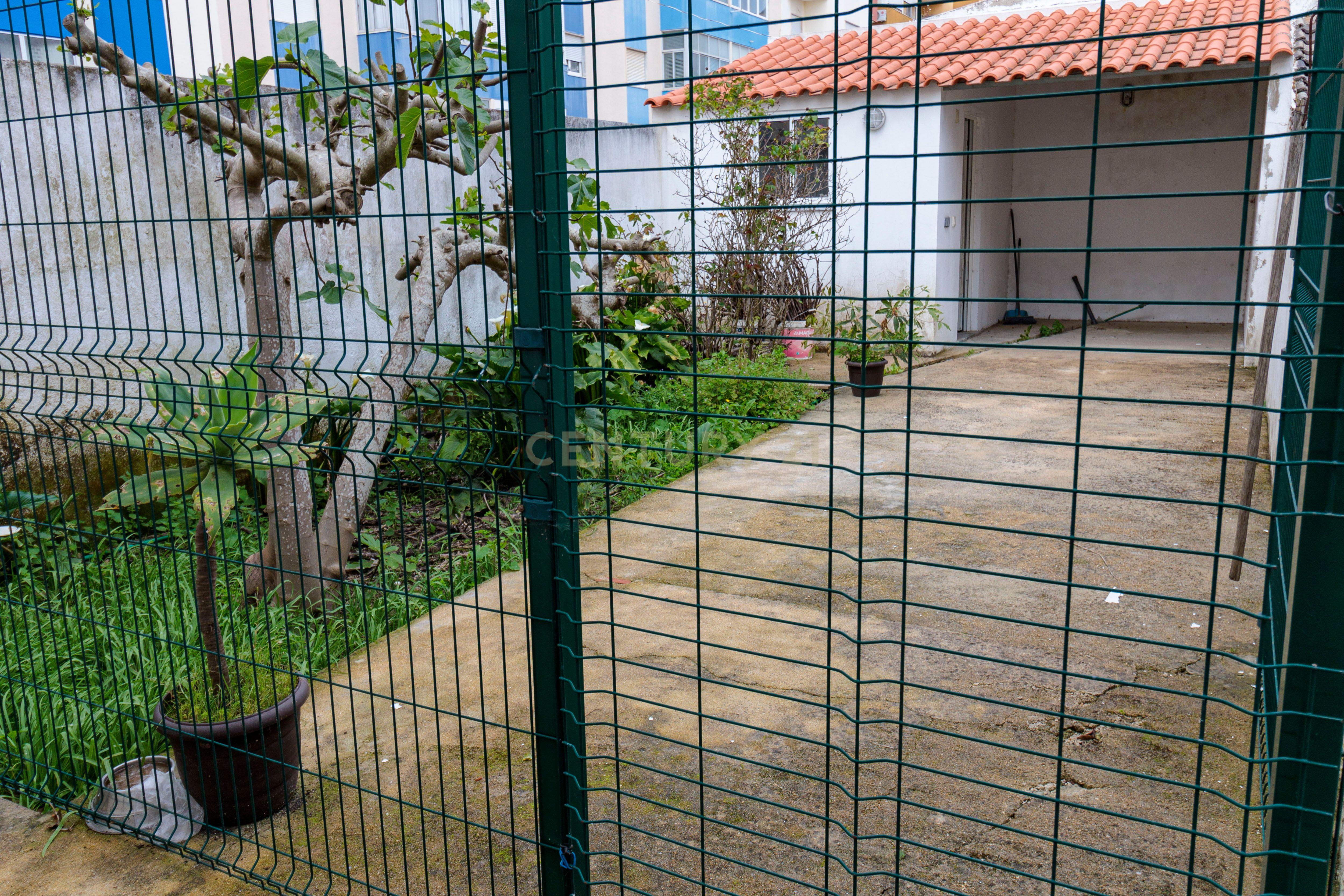 1º andar de moradia T2+1 Remodelado em Pinhal Novo, centro, com Jardim e arrecadação. Estacionamento fácil. - Image 48