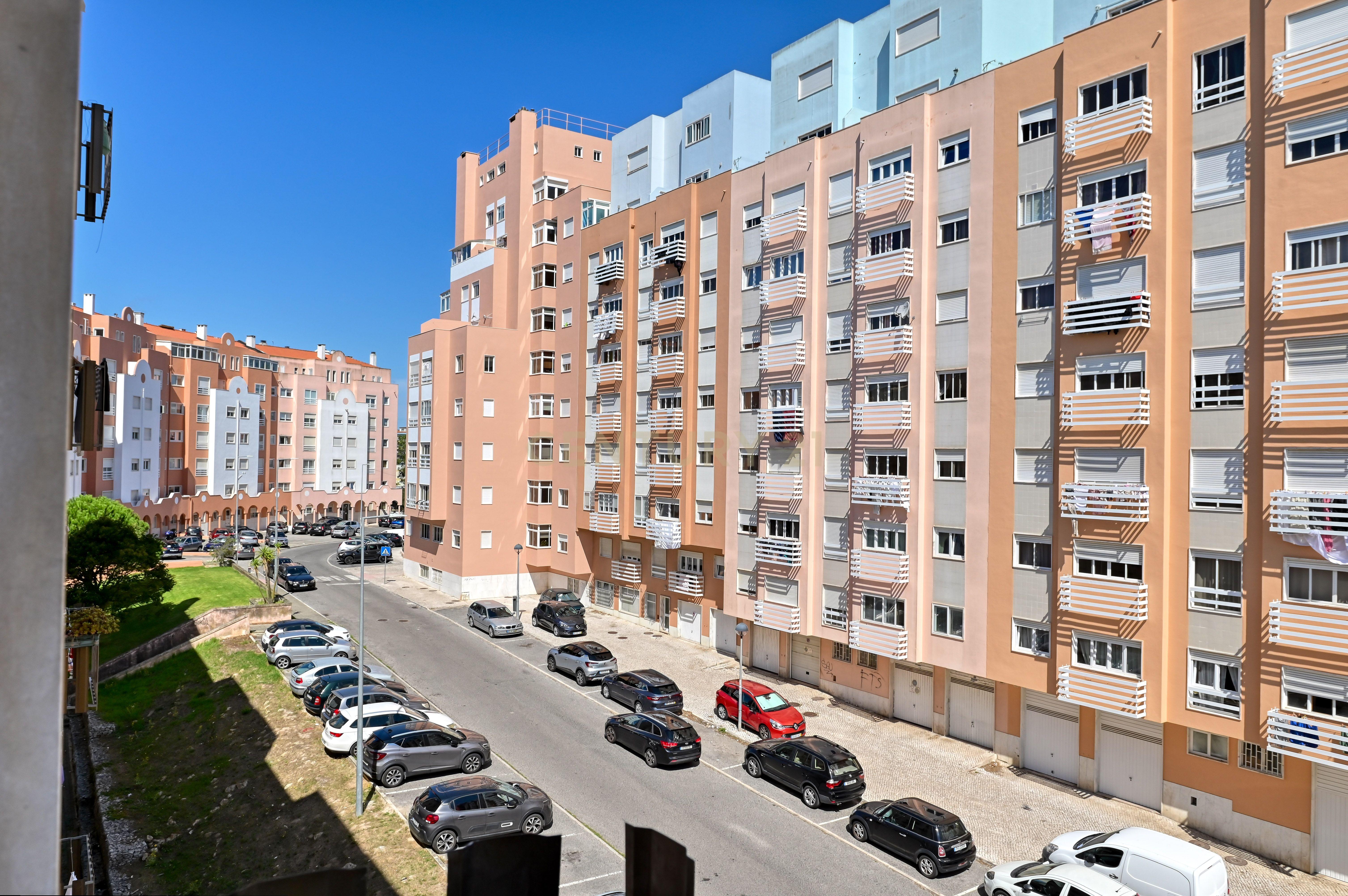 Fotografia 8 de Apartamento T3 semi-remodelado, luminoso e pronto a habitar, na Rinchoa (Sintra).