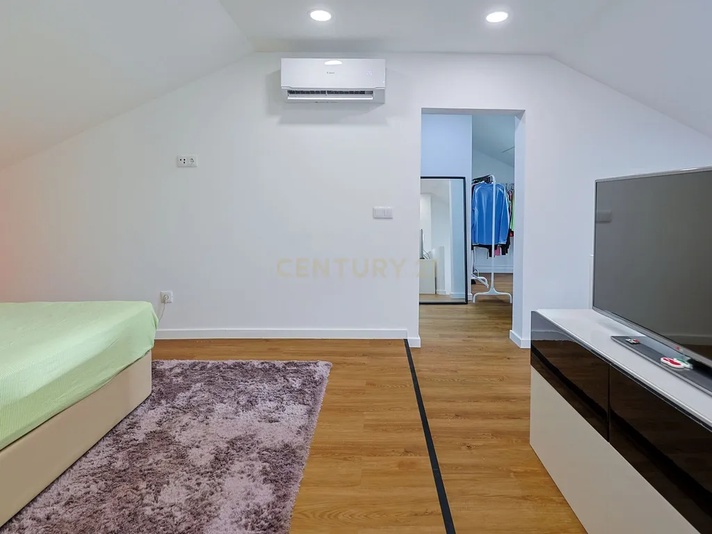 Apartamento T3 Duplex Remodelado no Centro de Corroios - Image 21