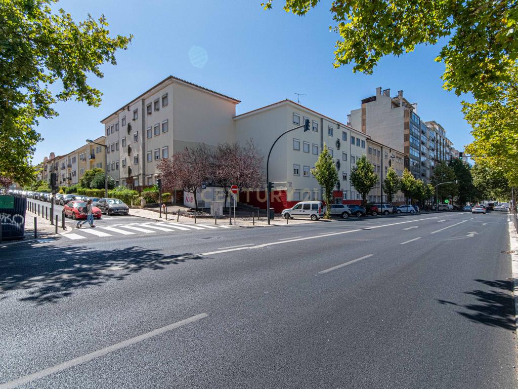 Apartamento T4 luminoso em Alvalade que combina estilo e localização premium - Image 24