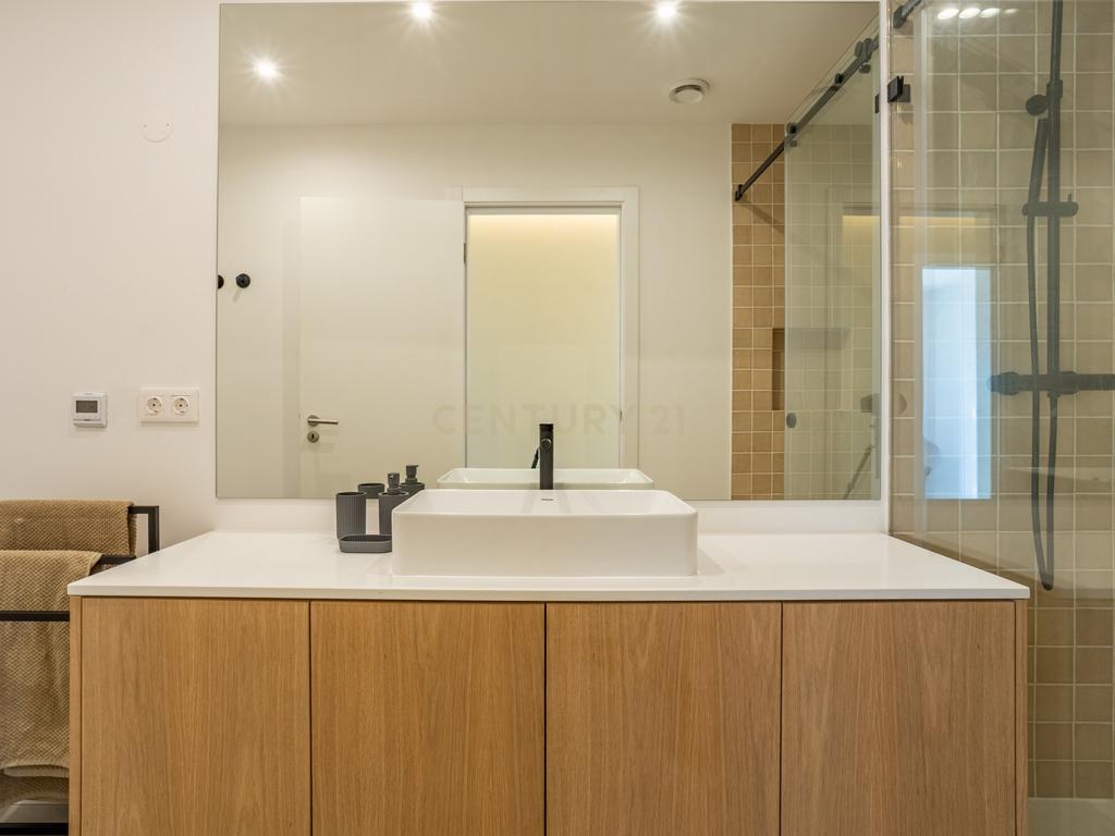 Luxuosa Moradia T4 com Piscina na Lagoa Albufeira, para Arrendamento - Image 13