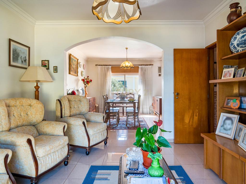 Moradia T3 em Porto Salvo | 213 m² | Garagem | Pátio e Jardim - Image 10