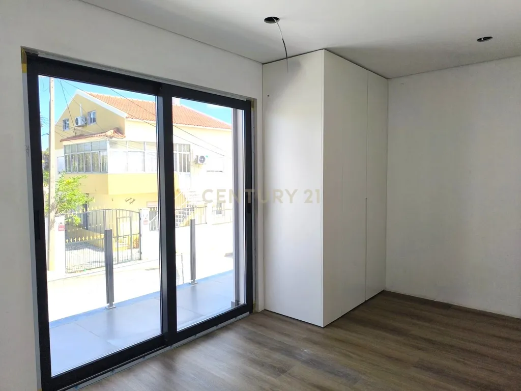 MORADIA CONTEMPORÂNEA T3+1 COM PISCINA NA CHARNECA DA CAPARICA – A 5 MINUTOS DA PRAIA! - Image 11