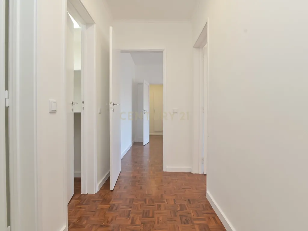 * RESERVADO * Apartamento T2 renovado para arrendamento em São Domingos de Benfica, Lisboa - Image 10