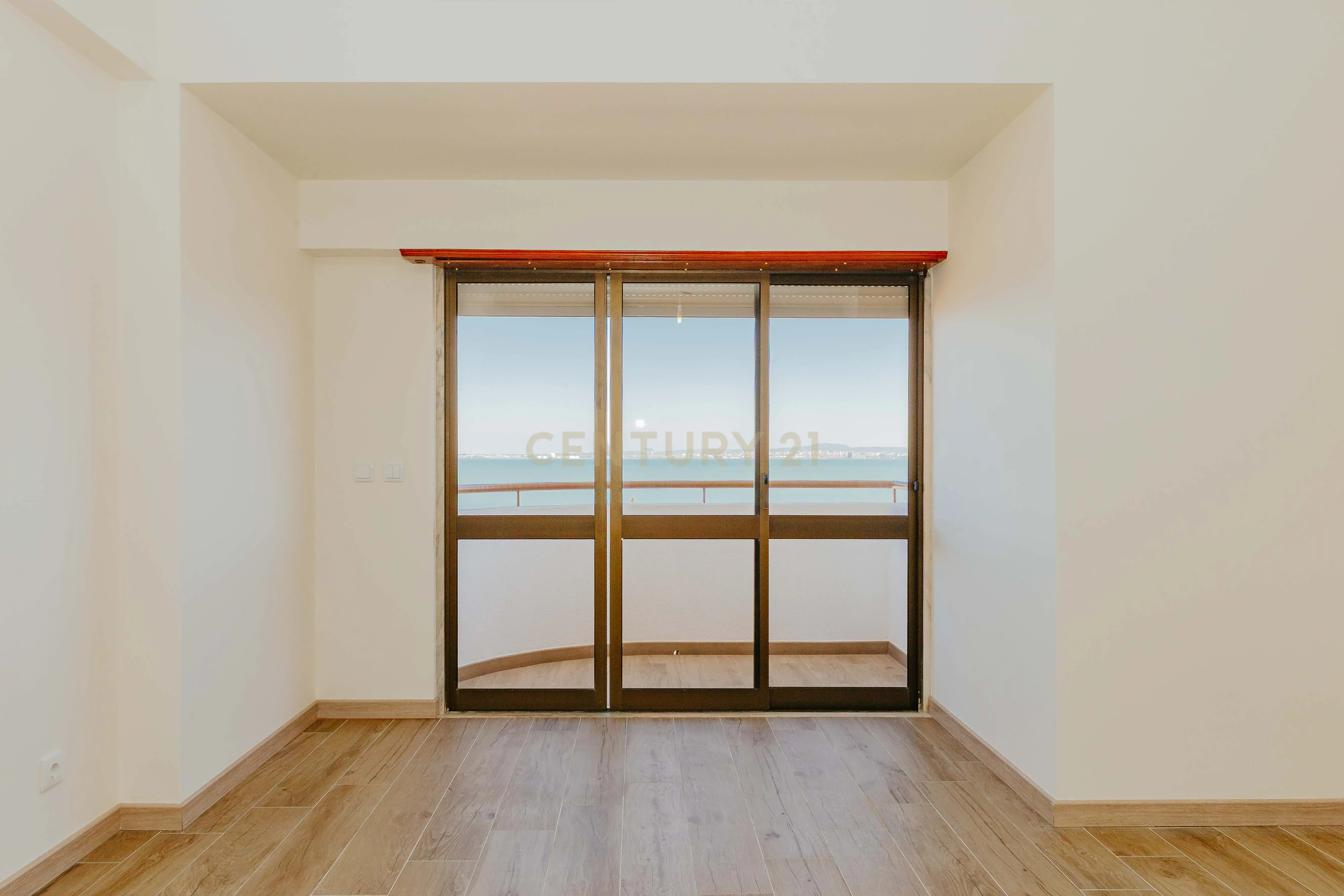 Apartamento T3 Renovado com Vista Rio em Santa Apolónia – Viva no Coração de Lisboa - Image 9
