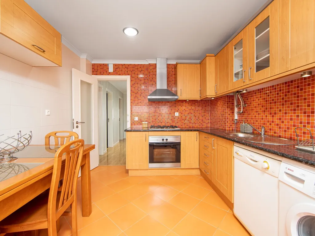 Apartamento T2 no Pinhal Novo com varanda e arrecadação - Image 1