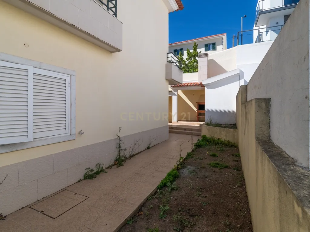 Moradia T4+1 | 368 m² | Garagem para 4 Viaturas | Casal do Bispo, Famões - Image 48