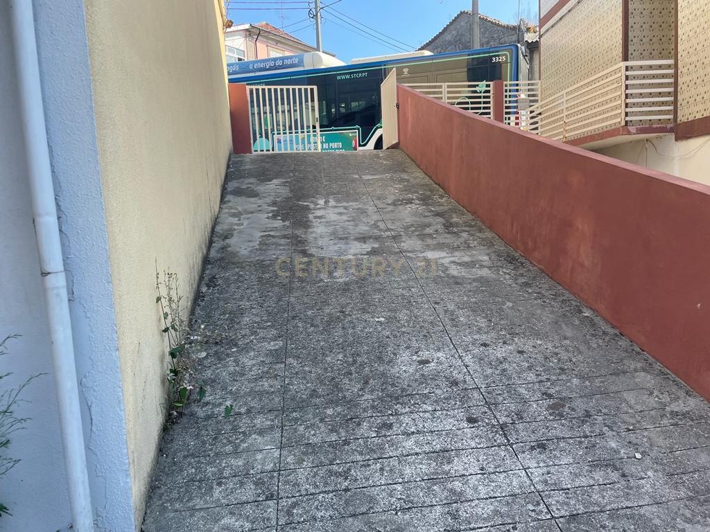 Armazém/Estacionamento coberto e fechado à Estação Ferroviária de Rio Tinto - Image 3