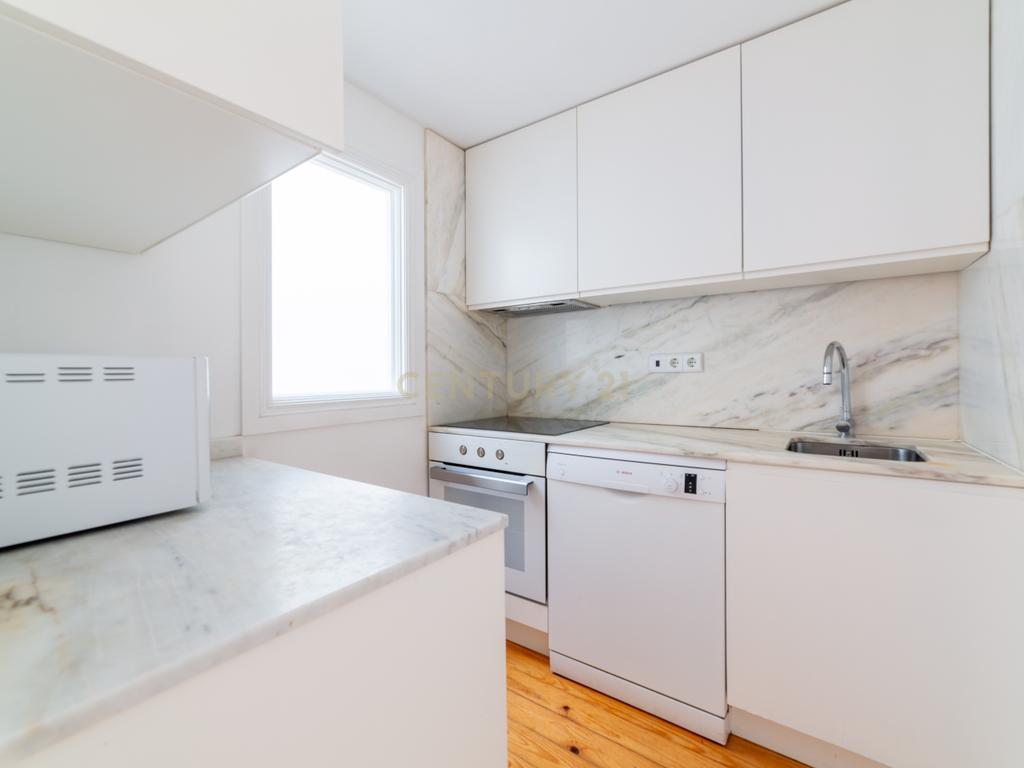 Apartamento com Terraço e Vista Única sobre o Porto – Rua de Santa Teresa - Image 13