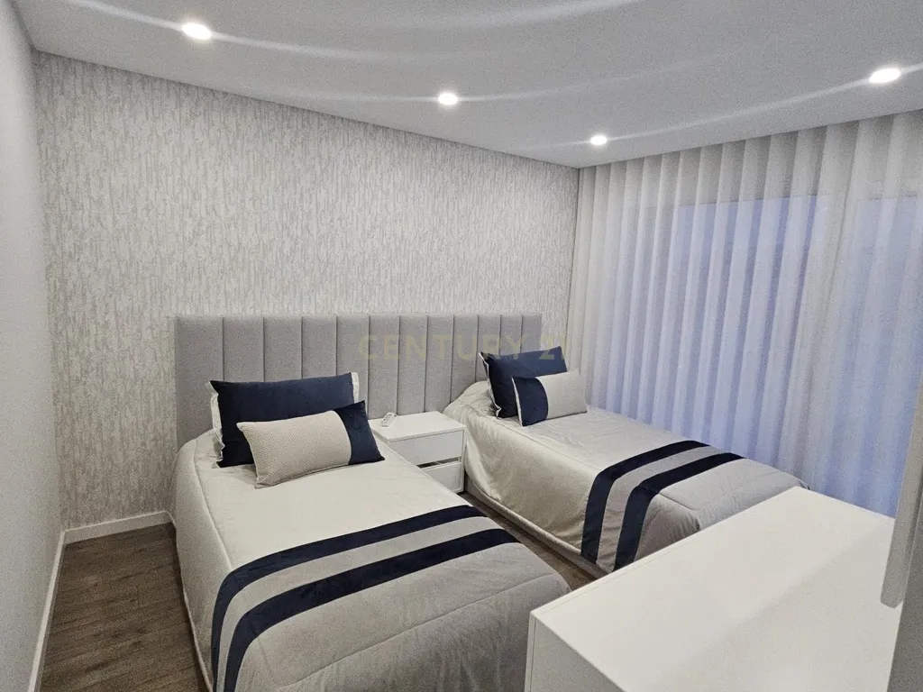 Moradia T4+1 de Luxo em Famões – Elegância, Conforto e Localização Premium - Image 11