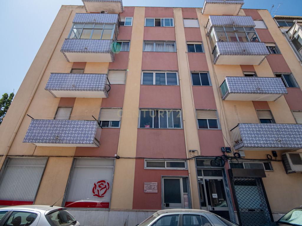 Oportunidade Única! Apartamento T2 com Vista Rio em Vila Franca de Xira. - Image 2