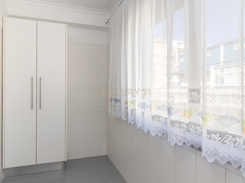 Apartamento T2 de 98m2 com Excelentes Áreas e 2 WC no Centro da Costa da Caparica - Image 20