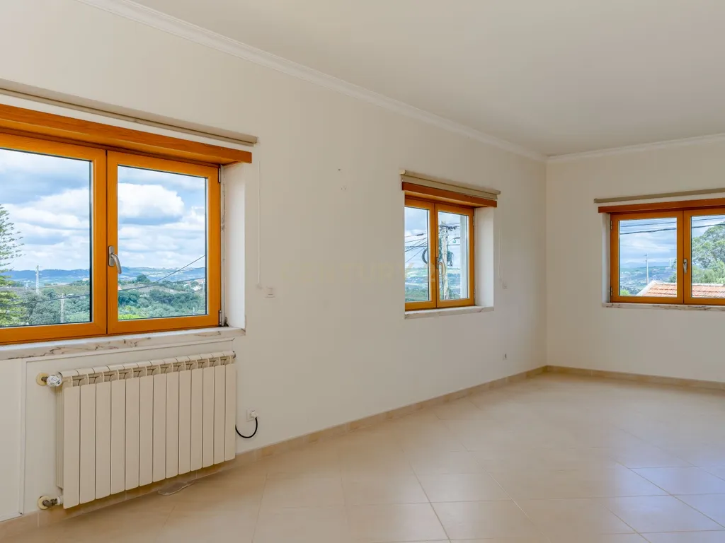 Moradia T4 com Piscina | 426 m² de Construção e Lote de 1.000 m² | Arruda dos Vinhos - Image 32