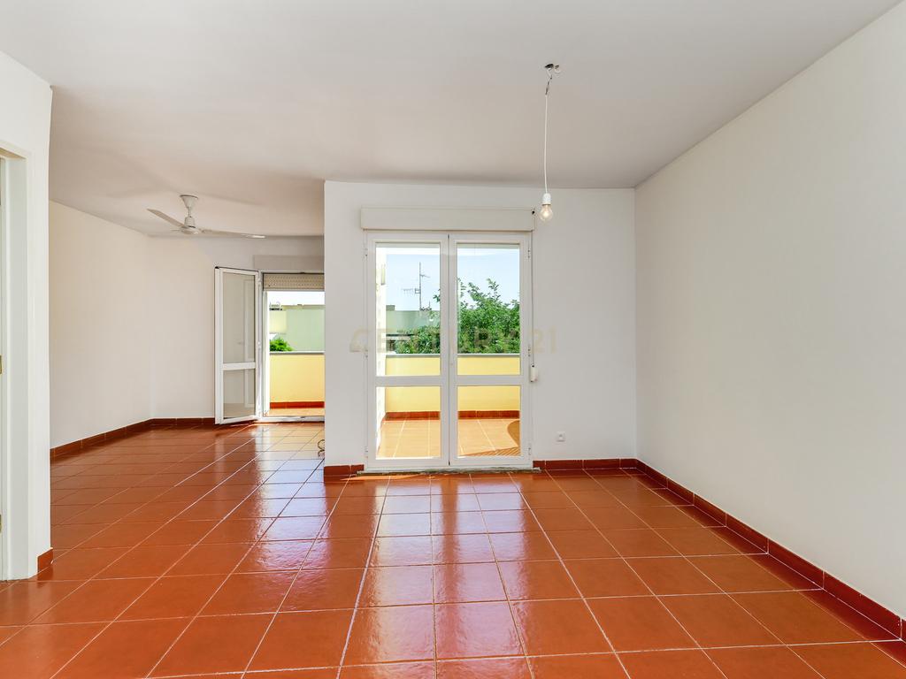 Apartamento T4 Duplex no coração de Telheiras - Image 1