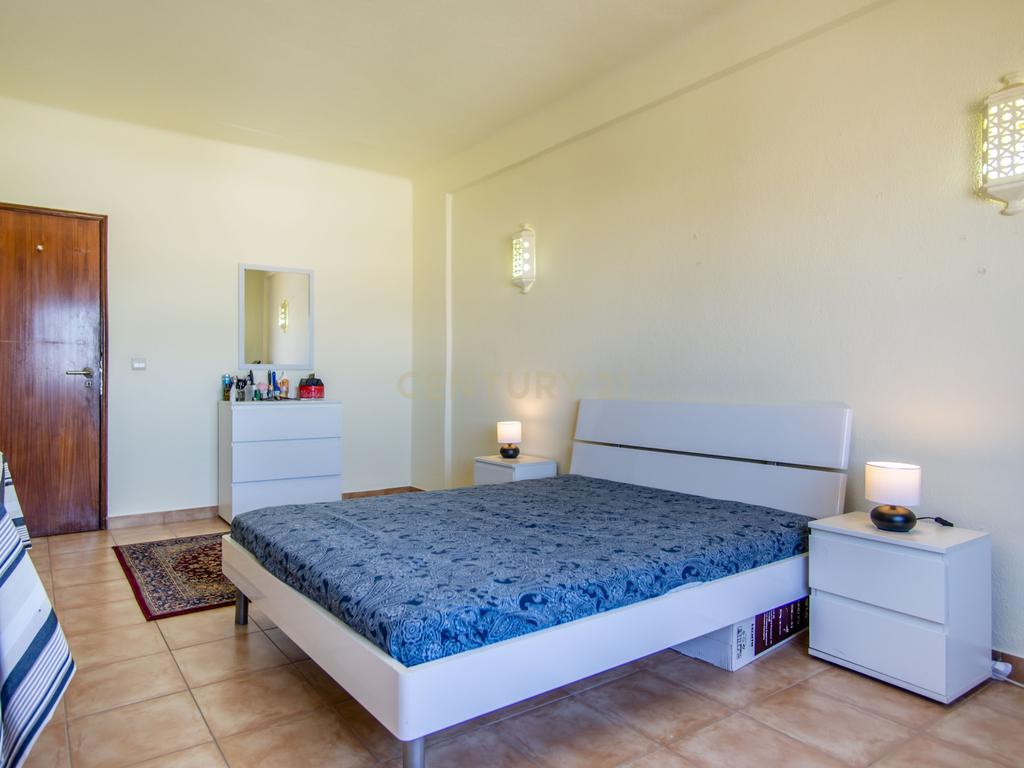 Apartamento T1 com Vista Parcial de Mar, Elevador e Garagem - Image 8