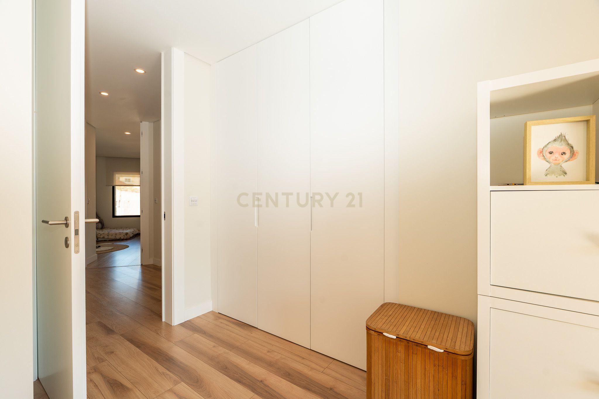 Apartamento T3+1 duplex, com terraço e estacionamento, no centro da cidade de Torres Vedras - Image 40