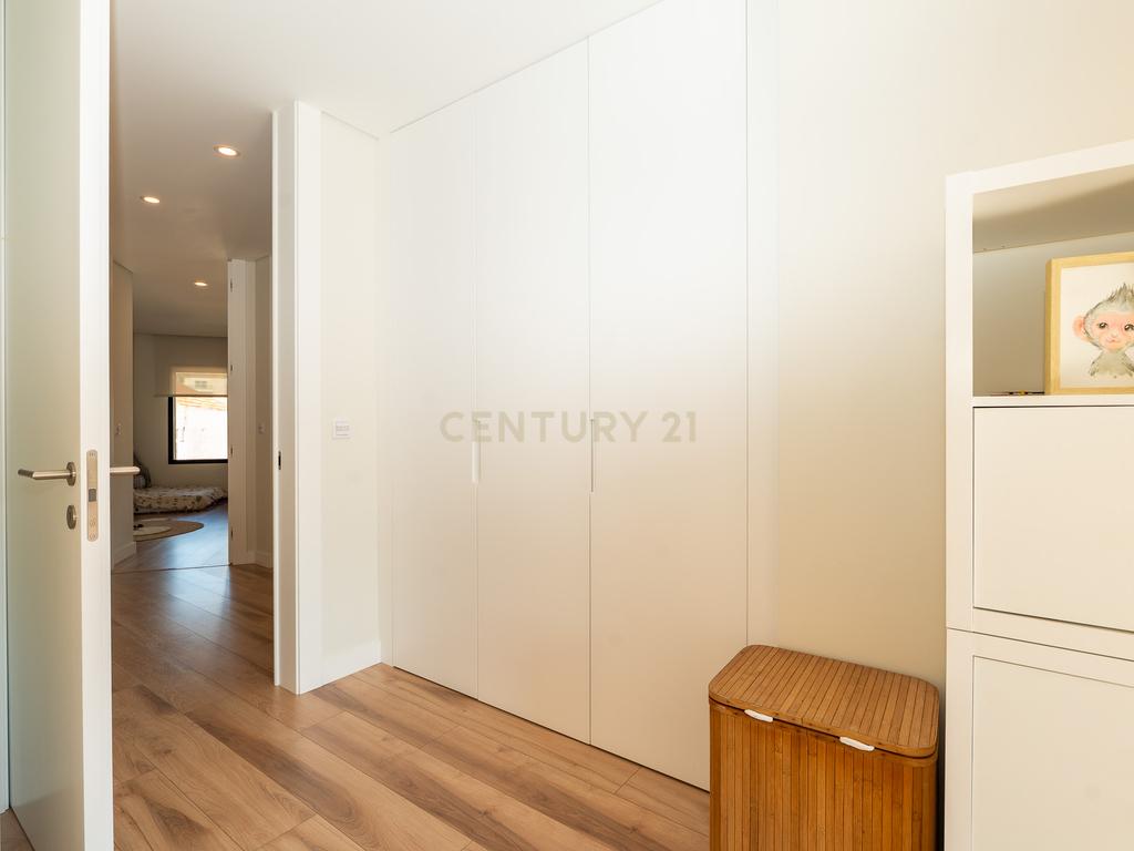 Apartamento T3+1 duplex, com terraço e estacionamento, no centro da cidade de Torres Vedras - Image 40