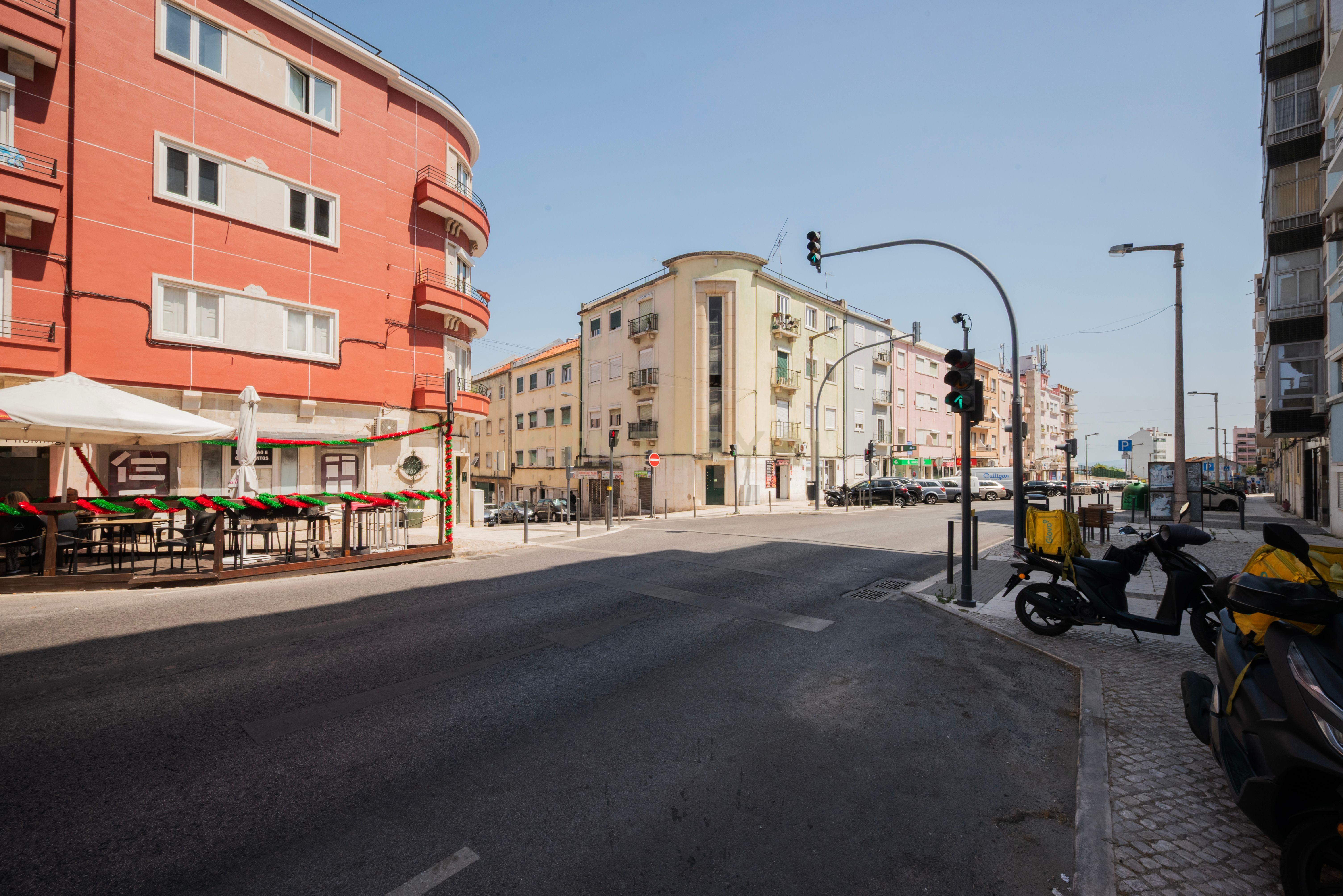 Fotografia 11 de Loja com extração de fumos na Avenida Afonso III, Lisboa