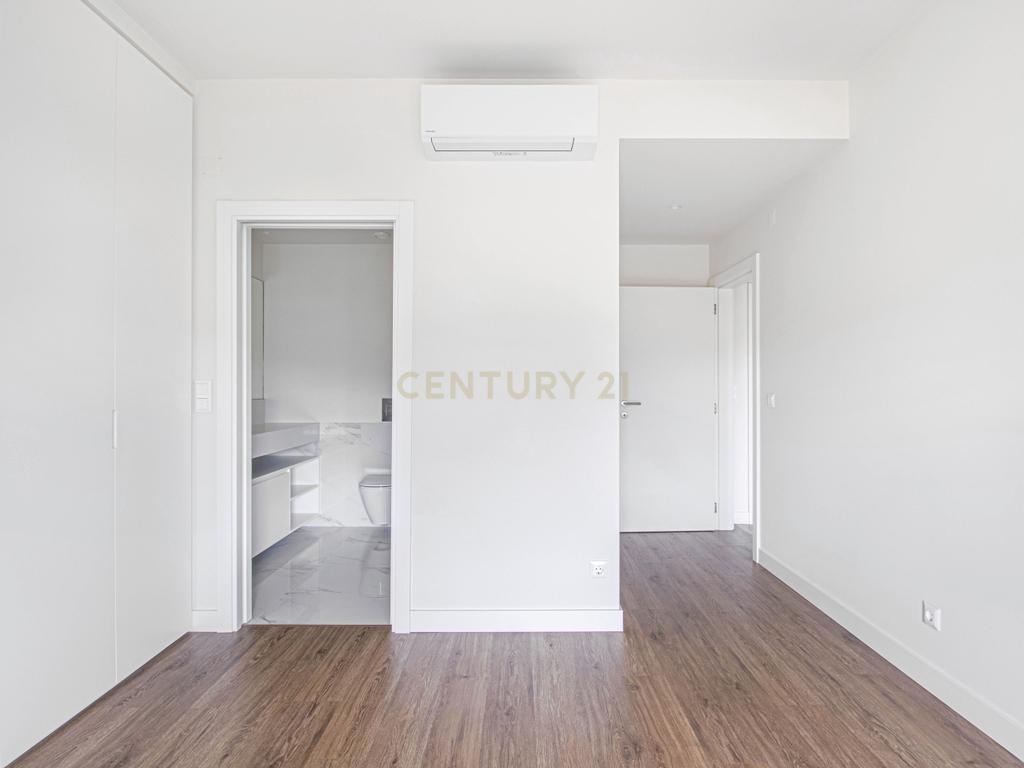 Apartamento T2 em Condomínio com Piscina e Garagem - Areeiro - Image 14