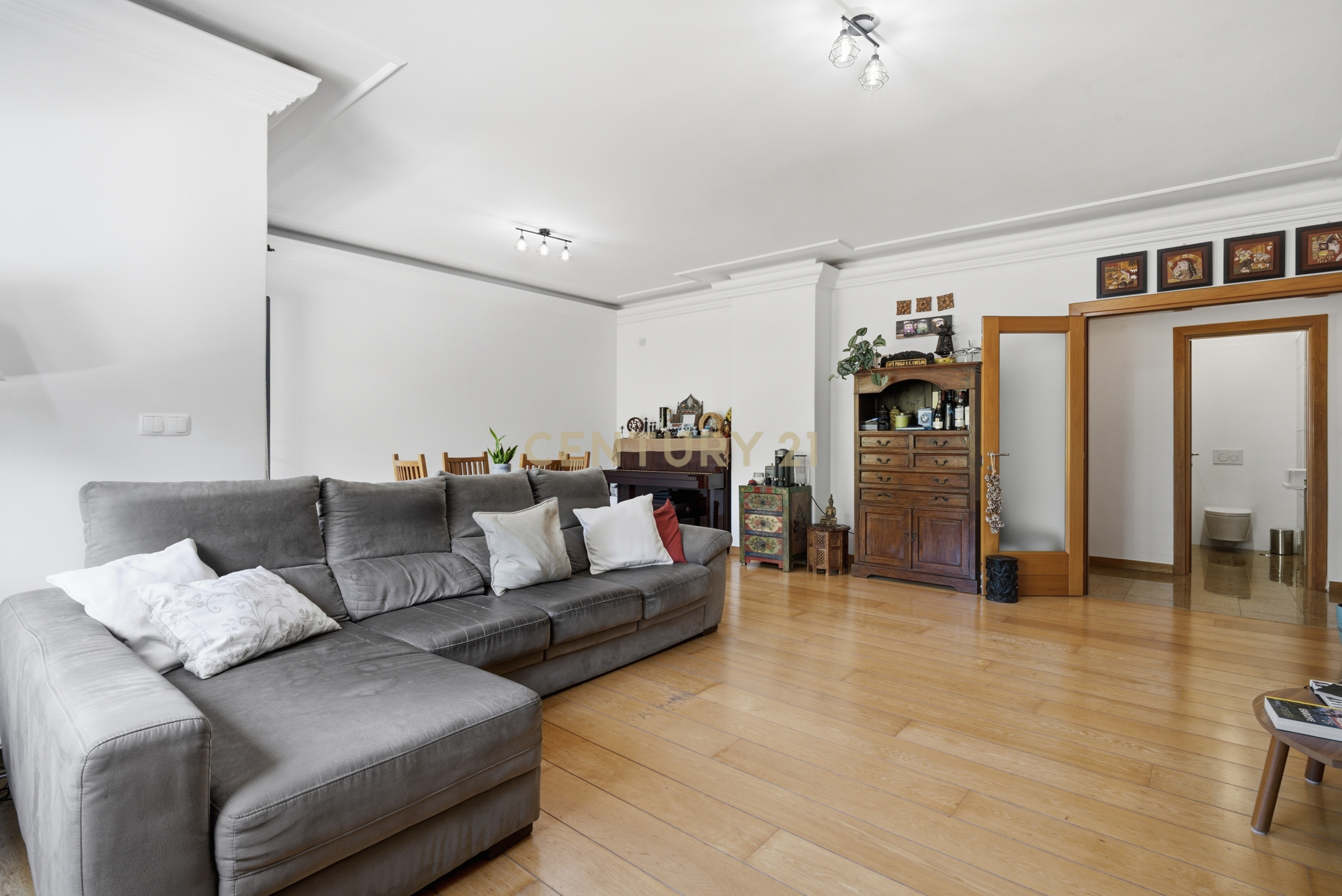 Fotografia 3 de Elegante Apartamento T3 no Estoril com Box Fechada para 3 carros a poucos metros da praia