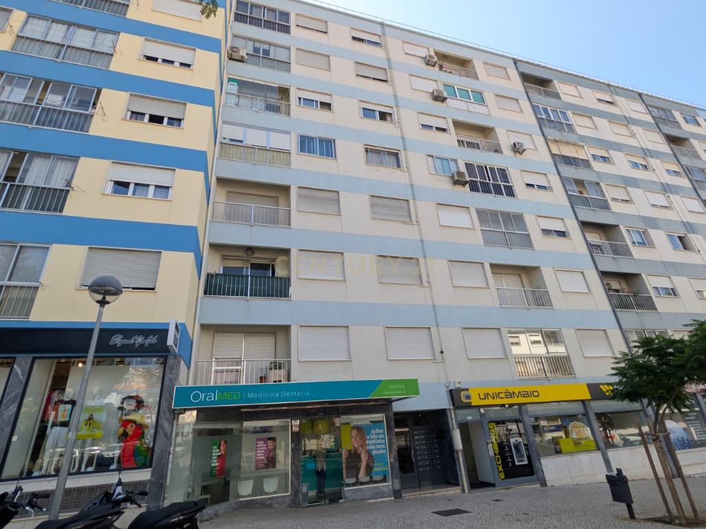 T2 Totalmente Remodelado | 1.º Andar com Elevador | Avenida D. Dinis – Odivelas - Image 1