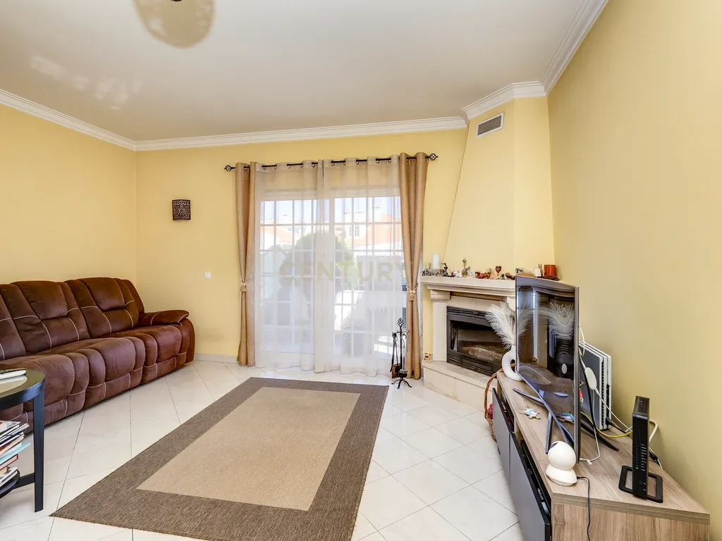 Andar de Moradia T2 com espaço exterior - Image 17