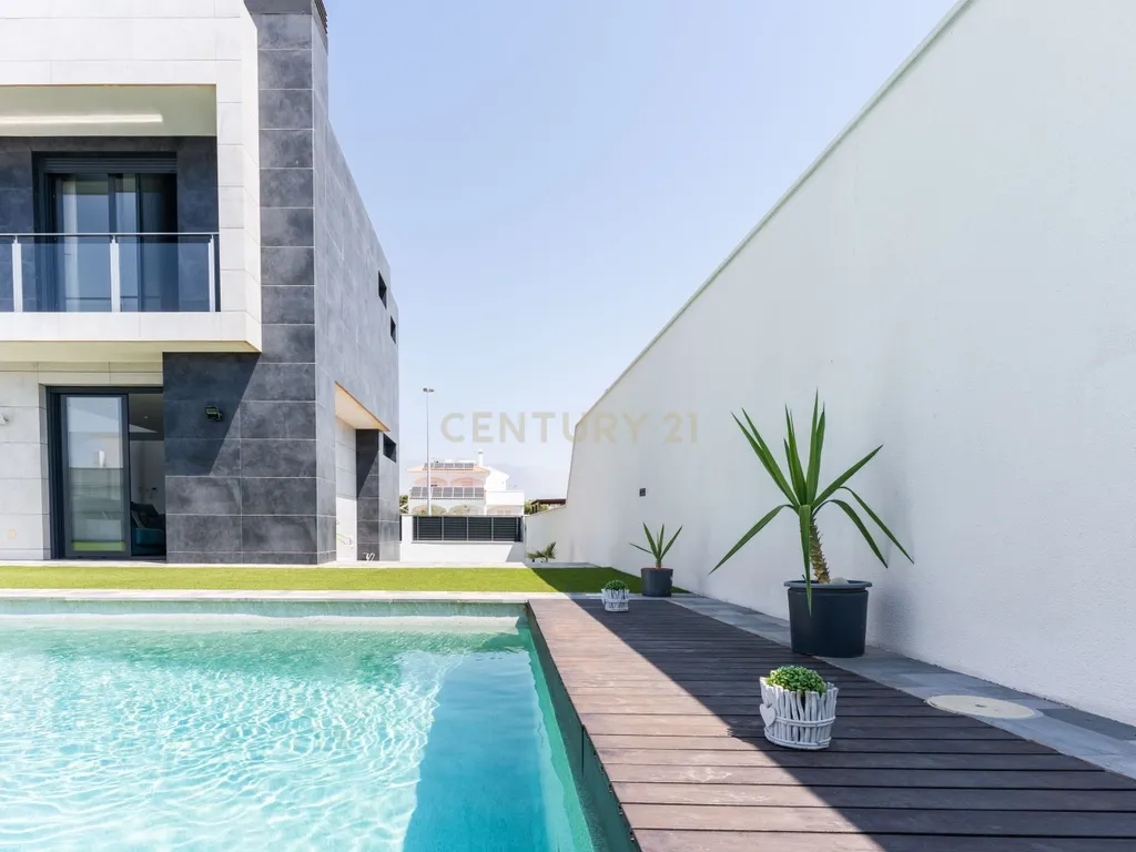 Luxuosa Moradia T4 com Vista Mar e Piscina em Almería - Image 39