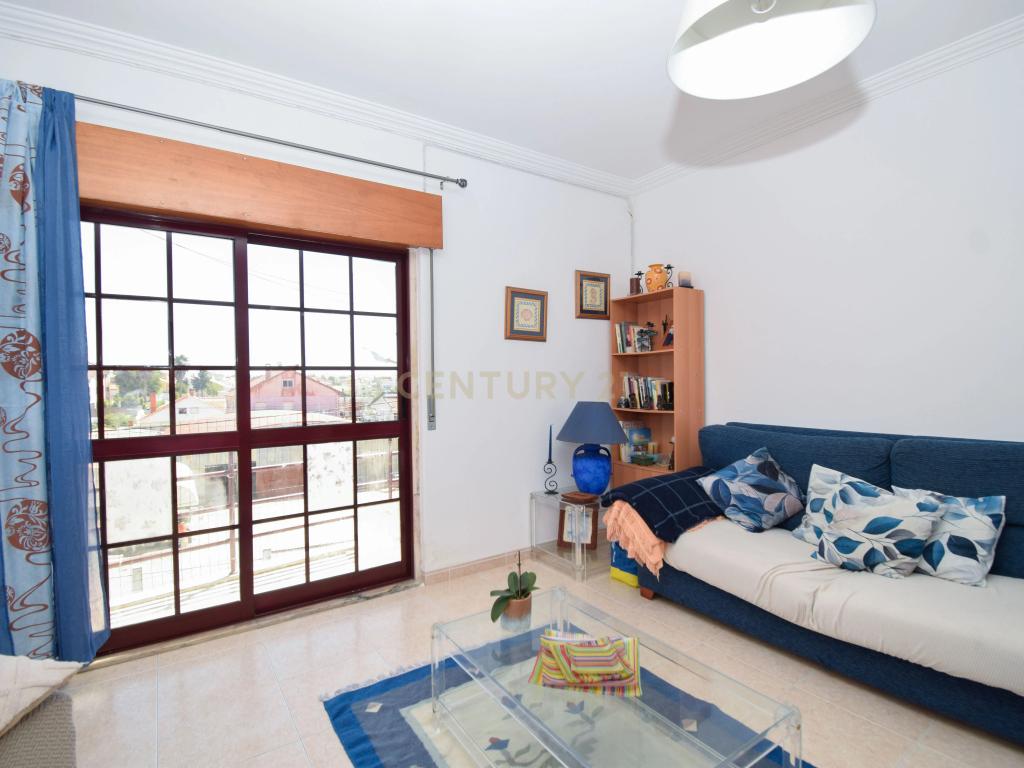 Apartamento T3, com 107 m² de área útil, estúdio musical com 40 m² e garagem fechada , varanda e arrecadação - Image 2