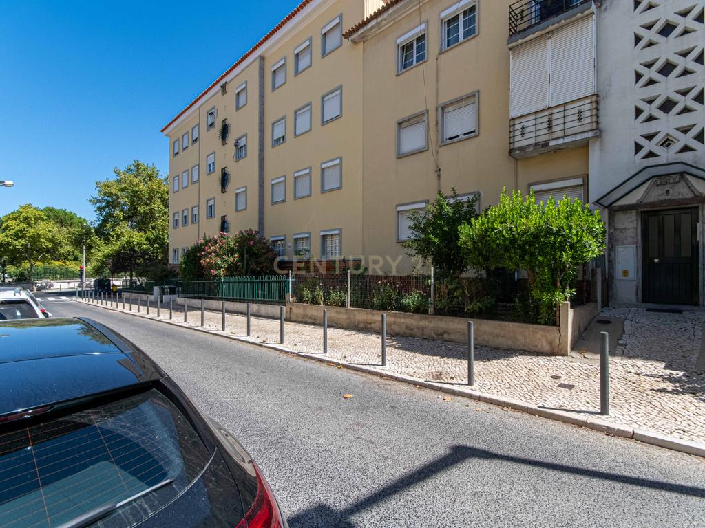 Apartamento T4 luminoso em Alvalade que combina estilo e localização premium - Image 23