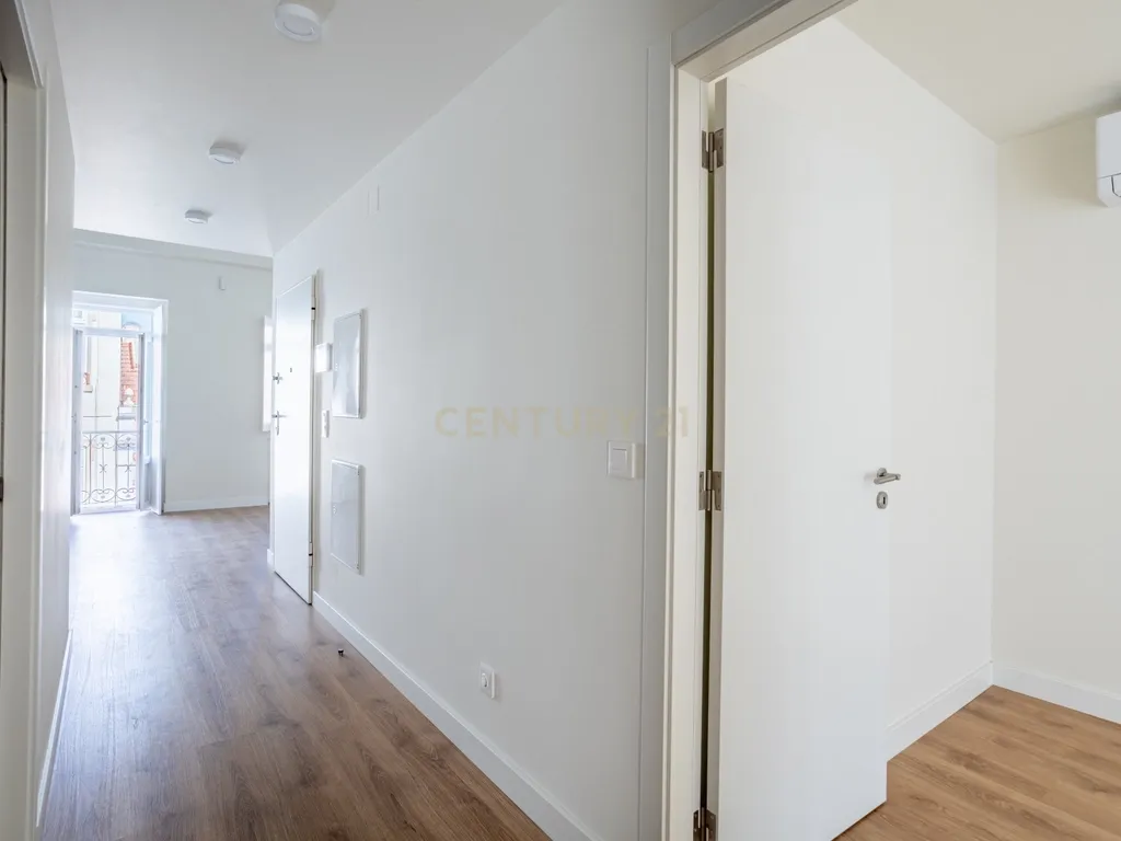 Duplex T3 para Venda, em Campolide – Pé-Direito Duplo, Terraço e Classe Energética A | 940.000 € - Image 4