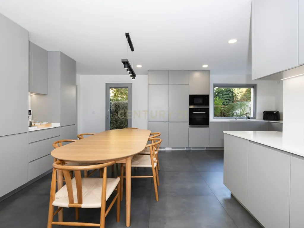 Moradia T5 de Luxo com Piscina, Ginásio, Sauna e Garrafeira em Birre, Cascais - Image 16
