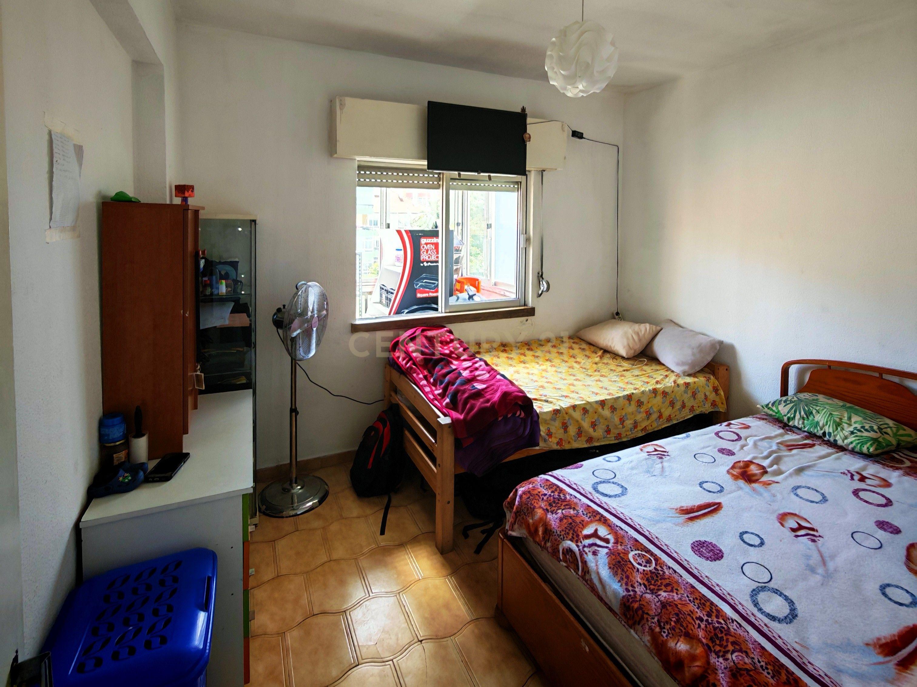 Fotografia 2 de Apartamento T1 para Remodelar Reboleira – prédio com elevadores e localização central