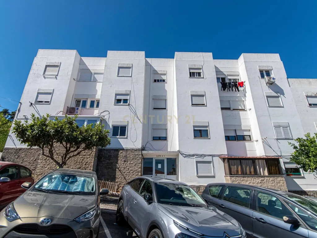 Apartamento T2 Renovado com Vista Panorâmica em Lisboa - Image 18