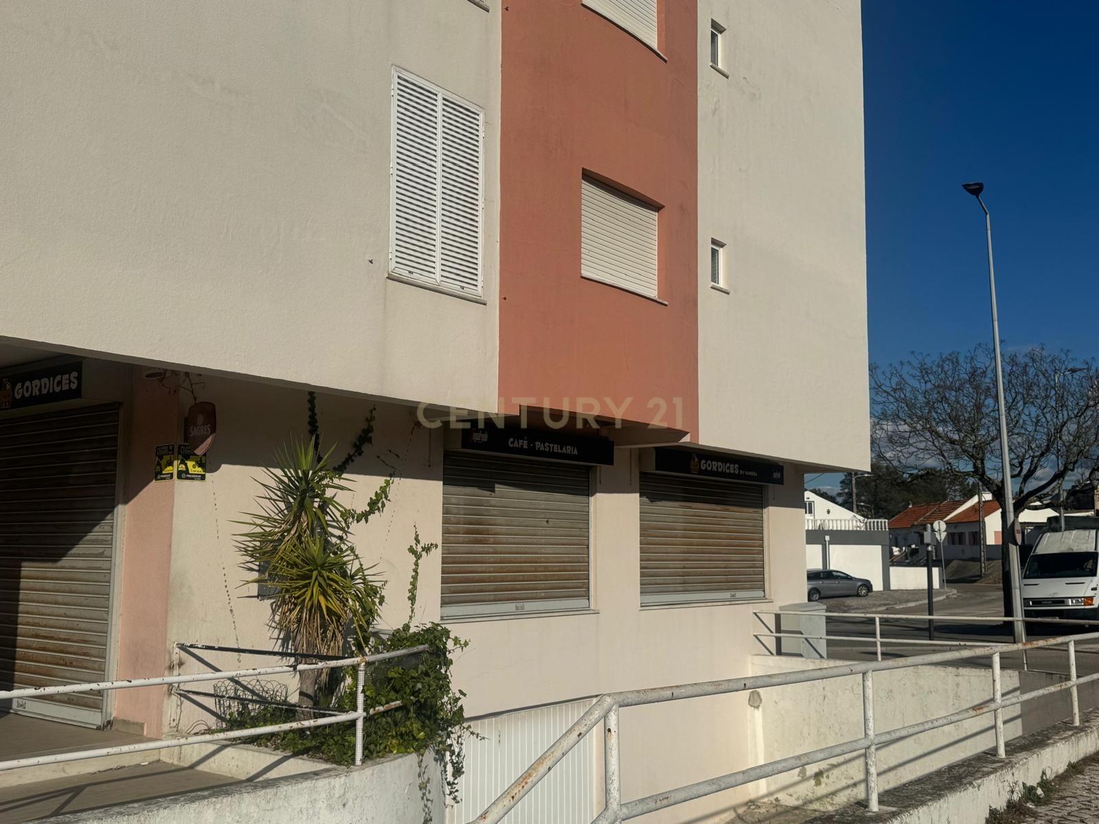 Espaço comercial à venda na Rua Henrique Augusto Pereira, nº2 - Image 30