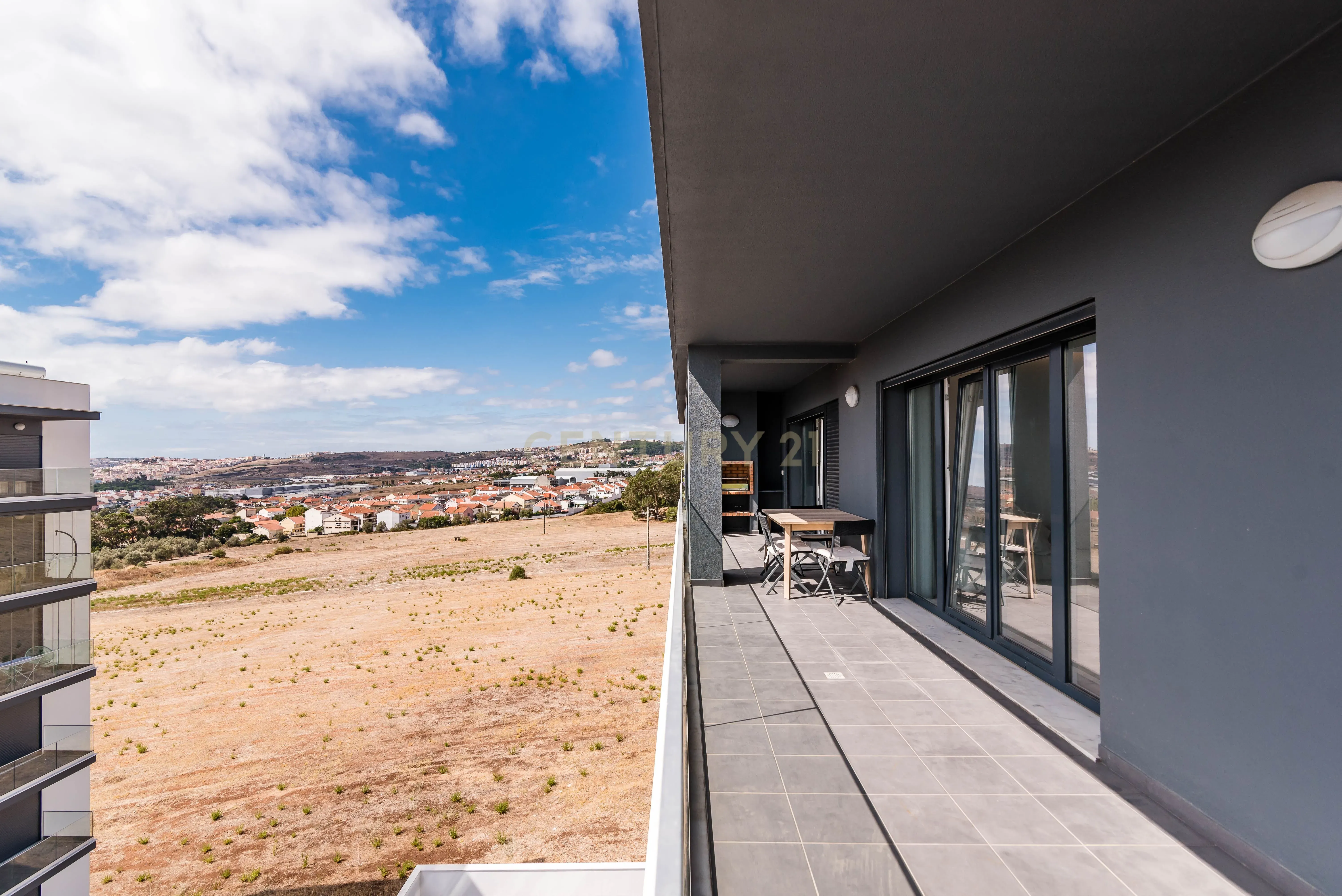 Luxuoso Apartamento T3 em Odivelas com Vista Panorâmica - Image 15