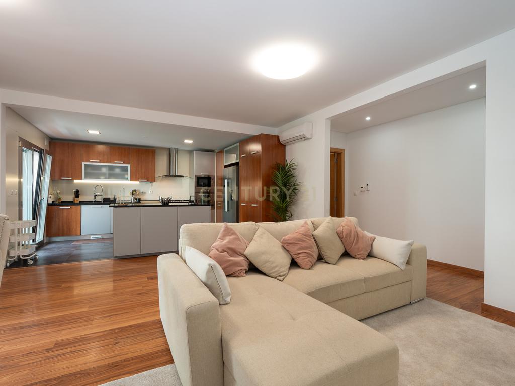 Apartamento de tipologia T3, com 2 varandas, 2 WC e box para 4 viaturas, situado no Jardim da Amoreira - Ramada em Odivelas. - Image 9