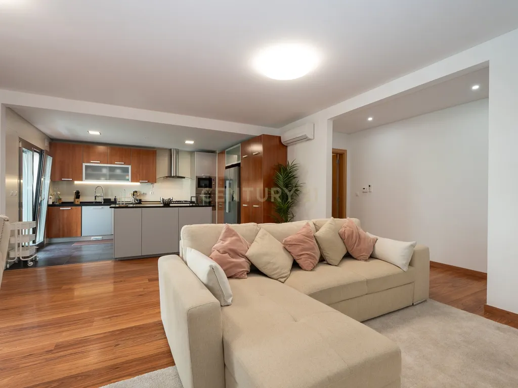 Apartamento de tipologia T3, com 2 varandas, 2 WC e box para 4 viaturas, situado no Jardim da Amoreira - Ramada em Odivelas. - Image 9