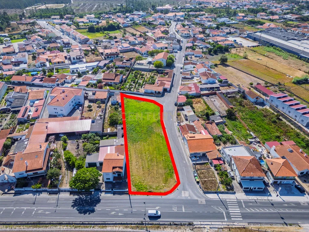 Terreno com 2.117 m² e elevado potencial construtivo. Antigo projeto aprovado para prédio de apartamentos e índice de construção 1. Uma excelente oportunidade para promotores imobiliários. - Image 6