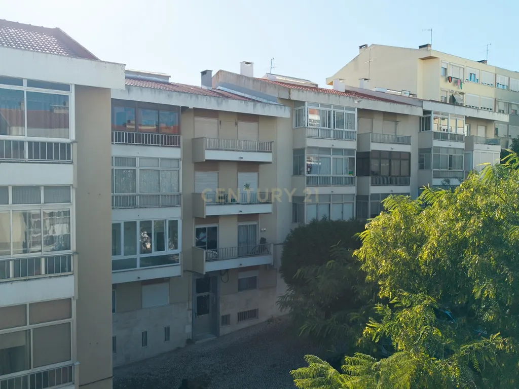 Apartamento T2 Renovado com Varanda e Arrecadação em São João da Talha - Image 13