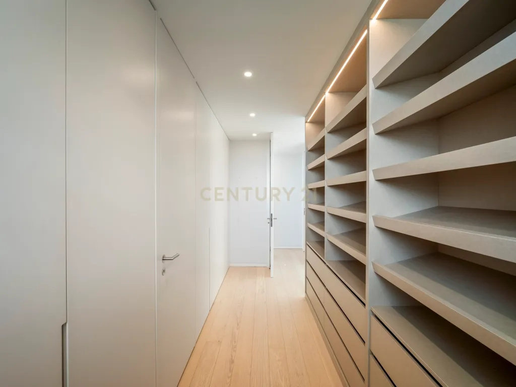 Apartamento T4 com Vista Mar em Condomínio Privado – Monte Estoril - Image 19