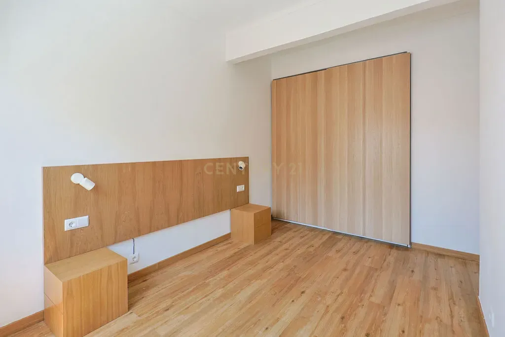 Fotografia 11 de Apartamento Renovado em Almada com Luz Natural e Acesso Fácil