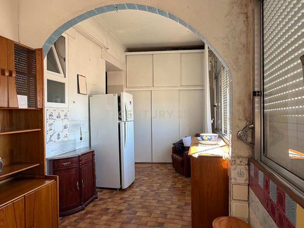 T4 em Arroios para remodelação com vista sobre Lisboa - Lisboa - Image 14